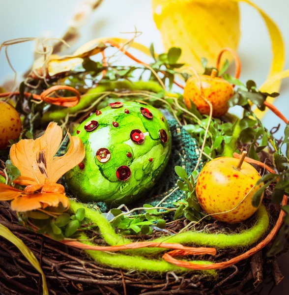 Easter polka egg in nest — Stock Photo, Image