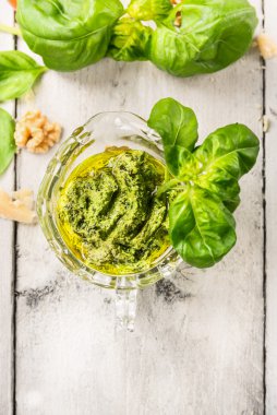 Yeşil fesleğen pesto