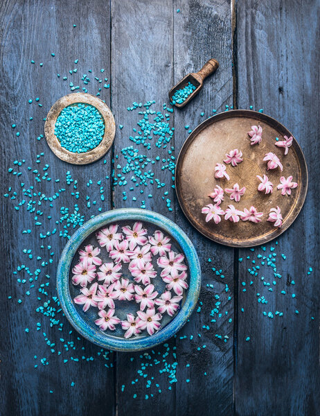 Bowls with pink flowers