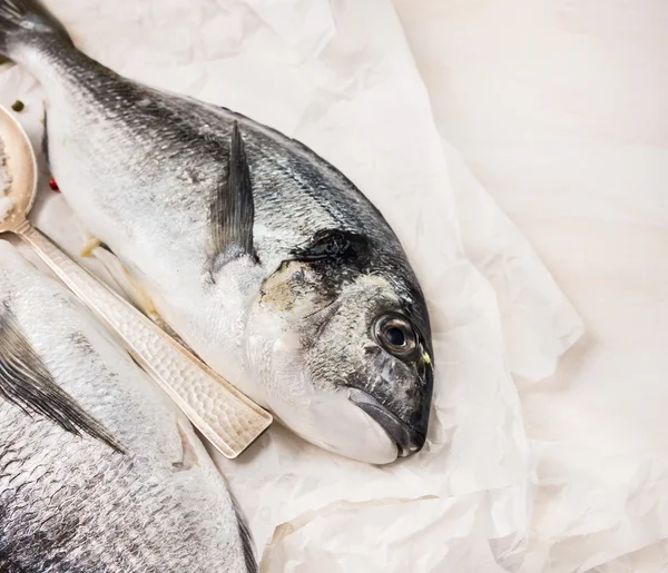 RAW dorado på ljus bakgrund — Stockfoto