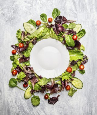 Salatalık ve domates çevresinde beyaz renkli sağlıklı salata  