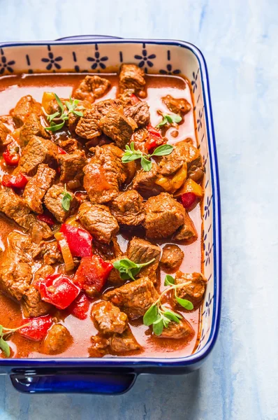 Goulash de carne de bovino em caçarola — Fotografia de Stock