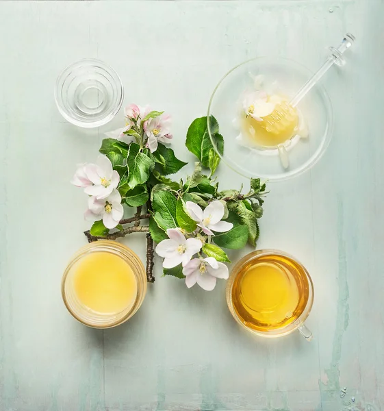 Cosecha de primavera miel en frasco de vidrio — Foto de Stock