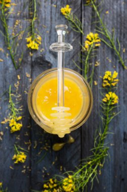 Bal ve kepçe ile cam levha