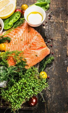 Çiğ somon filetosu.