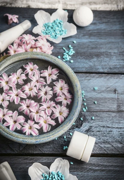 Schale mit rosa Blüten — Stockfoto