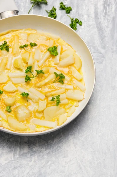 Omelette with white asparagus — Stock Photo, Image
