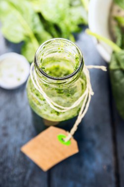 Yeşil smoothie şişe