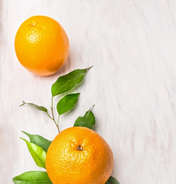 橙色水果用叶子 — 图库照片