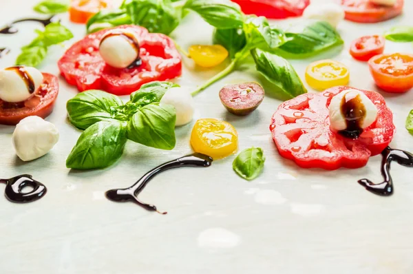 Tomates fatiados com mussarela — Fotografia de Stock