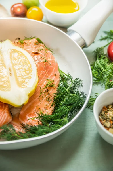 Raw salmon fillet — Stock Photo, Image