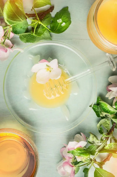 Glasplatta med honung och dipper — Stockfoto
