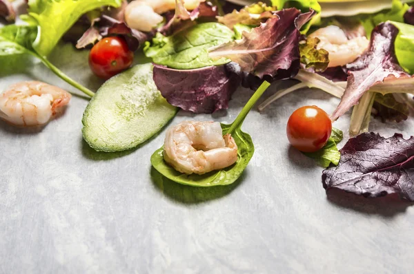 Ensalada fresca con camarones — Foto de Stock