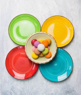 Plaka üzerinde renkli macarons