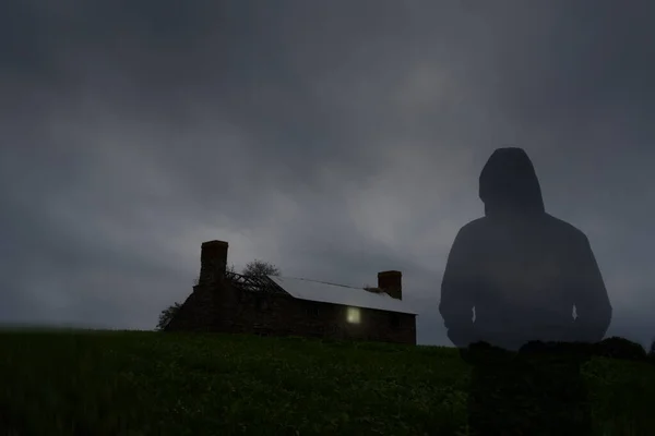 Una Figura Transparente Con Capucha Fantasmal Mirando Una Casa Ruinas — Foto de Stock