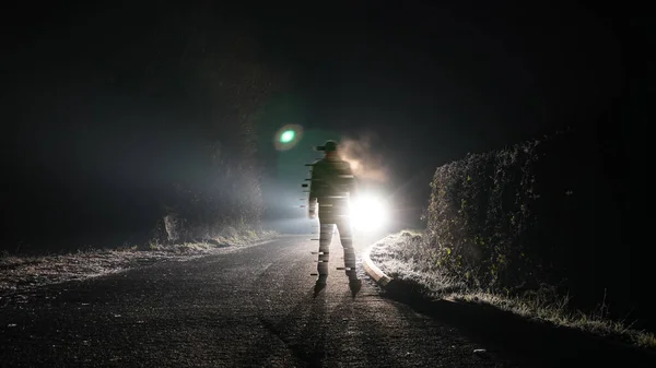 Efeito Falha Digital Homem Uma Estrada Uma Noite Inverno Voltar — Fotografia de Stock