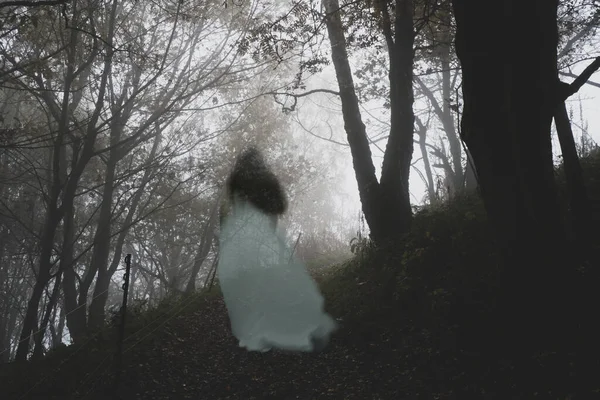 Une Femme Fantomatique Effrayante Dans Une Longue Robe Blanche Marchant — Photo