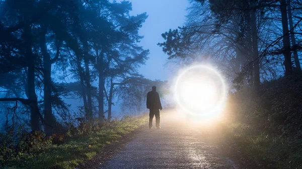 Ein Mann Blickt Einem Nebligen Winterabend Auf Ein Geheimnisvoll Leuchtendes — Stockfoto