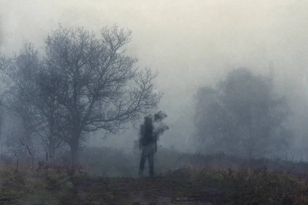 Une Silhouette Hantée Désintégrant Sur Sentier Sur Une Colline Par — Photo