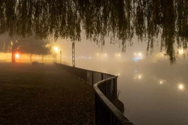 Sentier Bord Une Rivière Dans Brouillard Atmosphérique Hiverne Nuit Worcester — Photo