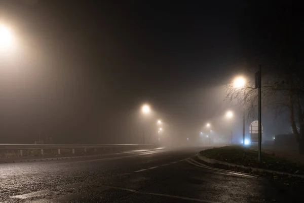 Uma Estrada Vazia Luzes Rua Cobertas Nevoeiro Numa Noite Invernos — Fotografia de Stock