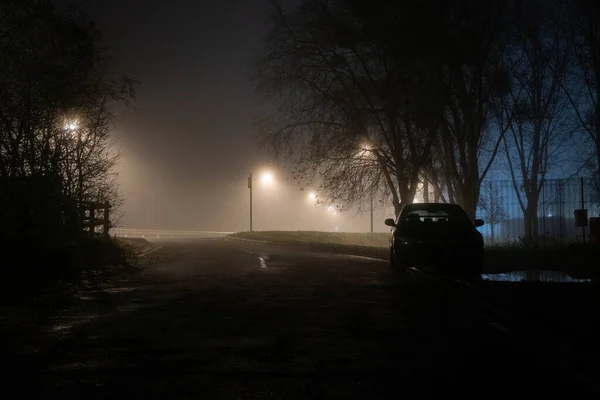 Spooky Empty Street Parked Car Atmospheric Foggy Winters Night — Stock Photo, Image