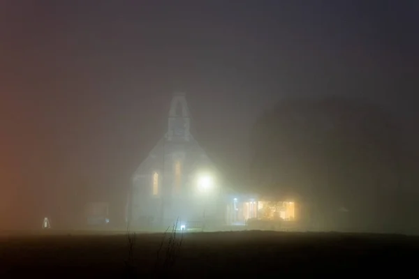 Μια Εκκλησία Φωτισμένη Μια Ατμοσφαιρική Ομίχλη Χειμωνιάτικη Νύχτα — Φωτογραφία Αρχείου