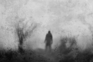 Bir ağacın yanında duran bulanık, gizemli bir adam kameraya geri döndü. Sanatsal, soyut bir düzenleme ile.