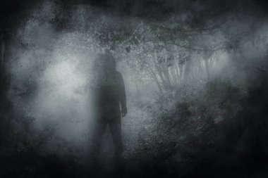 Korkunç kapüşonlu bir figür. Sisli bir sonbahar gününde bir ormanda dikiliyorum. Bir grunge, bulanık düzenleme ile