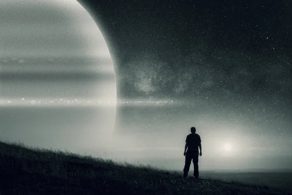 Koncepcja Science Fiction Sylwetki Postaci Spoglądającej Okrągłą Planetę Gwiazdy Wszechświata — Zdjęcie stockowe