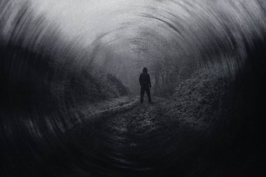 Kasaba yolunda duran bir figürle kasvetli bir kış günü. Soyut, bulanık bir sanatsal düzenleme ile.