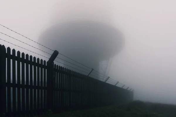 Radar Station Security Fence Spooky Atmospheric Foggy Day — Stock Photo, Image