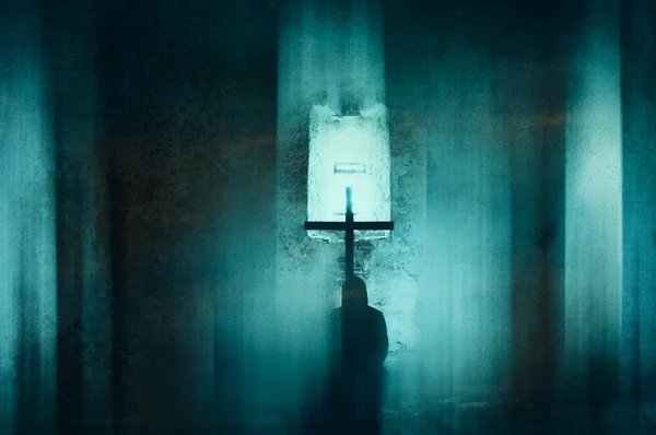 一个头戴隐形眼镜的幽灵 跪在一座废弃的教堂的十字架前 带着恼怒的摘要编辑 — 图库照片