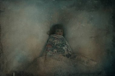 Odanın köşesinde oturan ürkütücü bir oyuncak bebek. Bir grunge vintage düzenleme ile.
