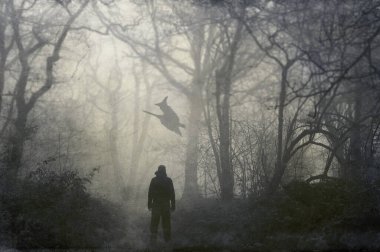 Ormanda ürkütücü bir kış gününde süpürgeyle uçan bir cadıya bakan bir adam. Bir grunge, sanatsal düzenleme ile.