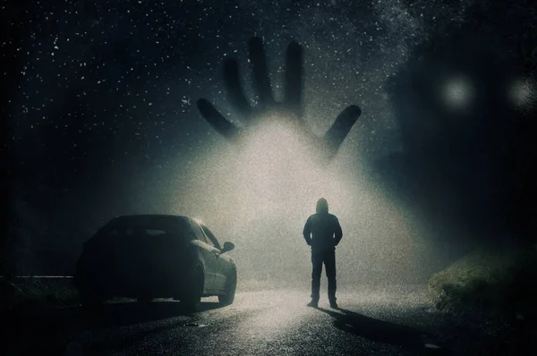 Встреча Огромным Инопланетянином Появившимся Неба Одиноким Человеком Стоящим Рядом Машиной — стоковое фото