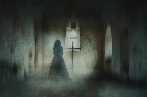 バックカメラに長いドレスを持つ女性のシルエット 大気中の教会の十字架の隣に グランジでヴィンテージ編集 — ストック写真