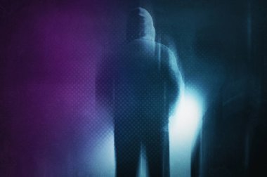 Kapüşonlu kapüşonlu bir figür, kameraya geri dönüyor. Işıklara karşı siluet. Buhar dalgası, neon sanatsal düzenleme