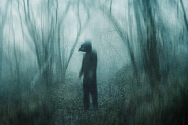 Korkunç bir kış gününde ormanda veba doktorları maskesi takan bir adamın korku konsepti. Bir grunge, sanatsal düzenleme ile.