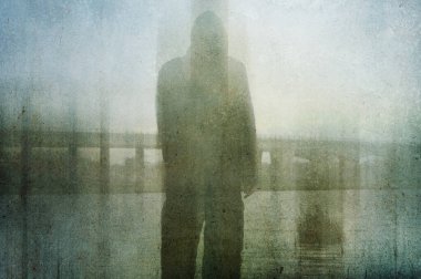 Kapüşonlu kapüşonlu bir figür, kameraya geri dönüyor. Arka planda köprü olan bir gölün yanında duruyor. Bir grunge, soyut, düzenle.