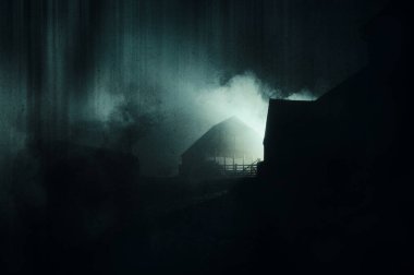 Sisli bir gecede ışıkların silueti olan ürkütücü bir bina konsepti. Soyut, sanatsal bir düzenleme ile