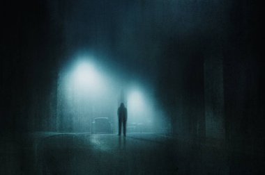 Ürkütücü kapüşonlu bir figür. Sisli bir kış gecesinde bir kasabada bir sokakta dikiliyorum. Bir grunge, sanatsal, düzenleme