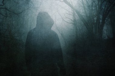 Karamsar, sisli bir kış gününde ürkütücü bir ormanın içinden geçen kapüşonlu bir figürün kabusa iki kez maruz kalma konsepti. Bir grunge, soyut düzenleme ile.