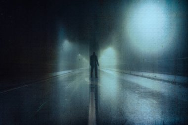 Huysuz bir figür, kameraya geri dönüyor. Sisli bir kış gecesinde bir sokakta dikiliyorum. Bir grunge, sanatsal, düzenleme