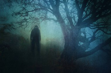 Huysuz, sisli bir kış gününde ormanda parlayan gözleri olan korkunç bir figür. Bir grunge, soyut düzenleme ile. İngiltere, İngiltere