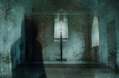 Korku konsepti, eski bir kilisede çarmıha gerilmiş kukuletalı bir figür. Bir grunge, desenli düzenleme ile.