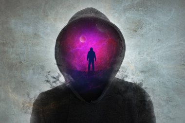 Bilim kurgu konsepti. Kapüşonlu bir figür. Üst katmanlı gezegenler evrenine bakan bir adamın çift pozlu görüntüsüyle..