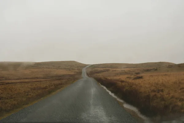 Yağmurlu Bir Günde Kasvetli Bozkırda Ilerleyen Bir Dağ Yoluna Bir — Stok fotoğraf