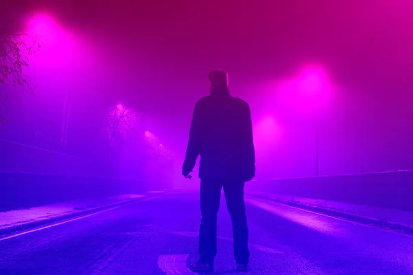 Hombre Misterioso Mirando Por Camino Con Luces Calle Una Noche — Foto de Stock