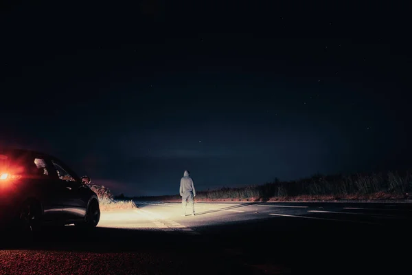 Таинственная Одинокая Фигура Рядом Машиной Припаркованная Обочине Дороги Летнюю Ночь — стоковое фото